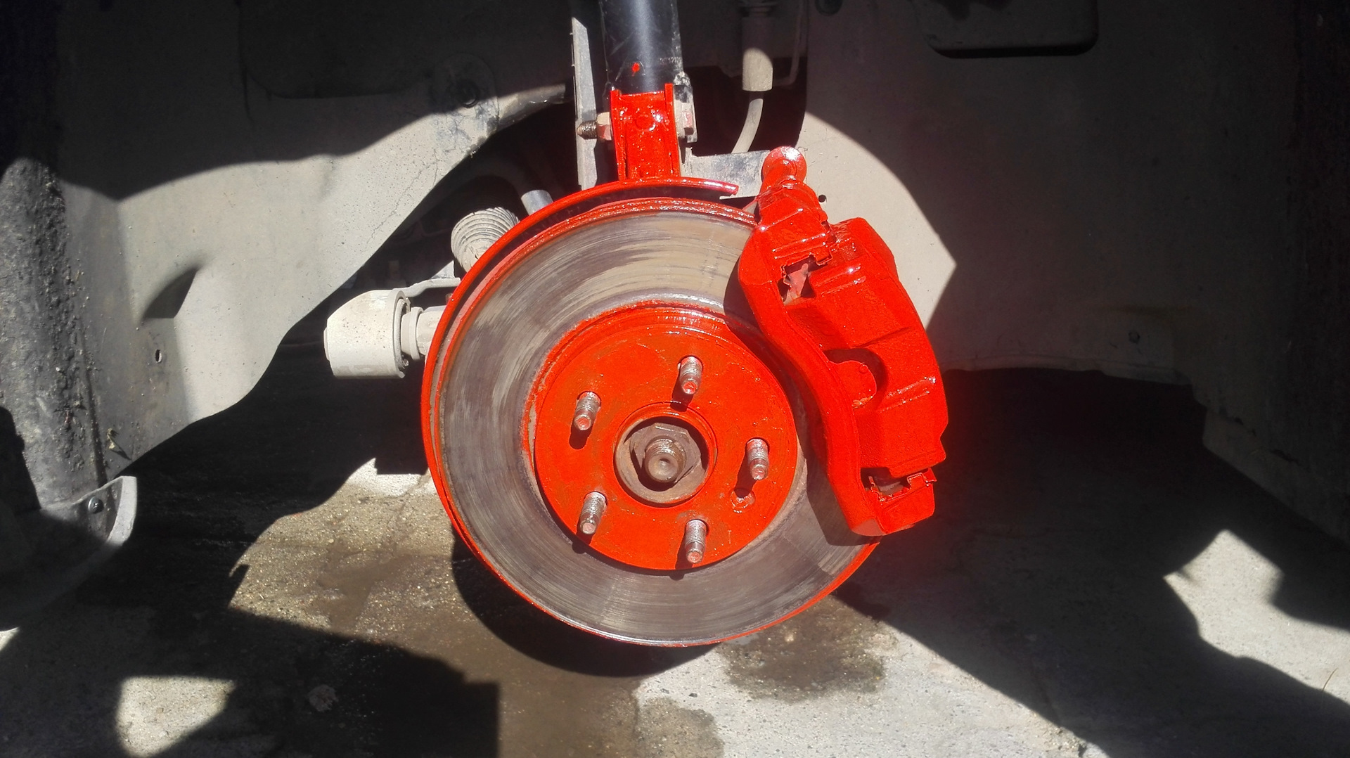 Покраска суппортов кашкай j10. Как покрасить суппорта не снимая. Как покрасить суппорта не снимая. Крашенные суппорта. Лачетти суппорта покрасить.