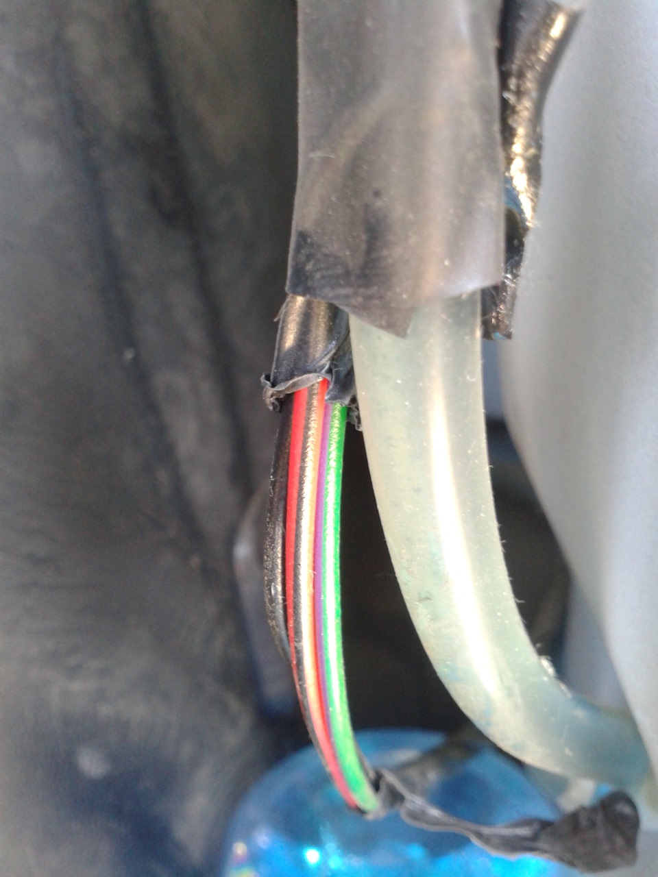 Коса справа под обшивкой. Ближе. — Great Wall Hover