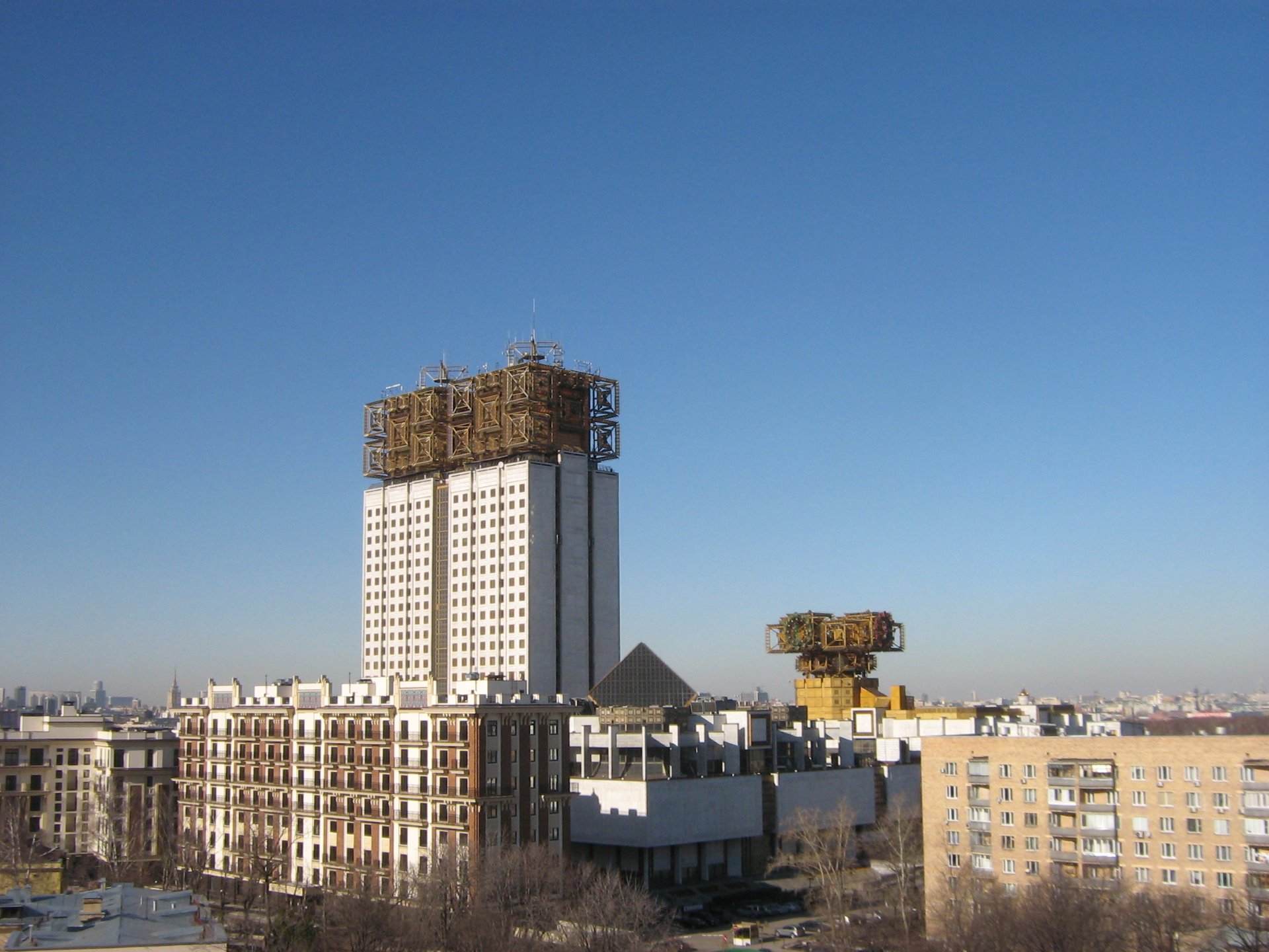 Ран 4. Площадь Гагарина здание РАН Москва. Академия наук Москва Гагаринская площадь. Академия РАН здание площадь Гагарина. Здание Российской Академии наук на пл. Гагарина.