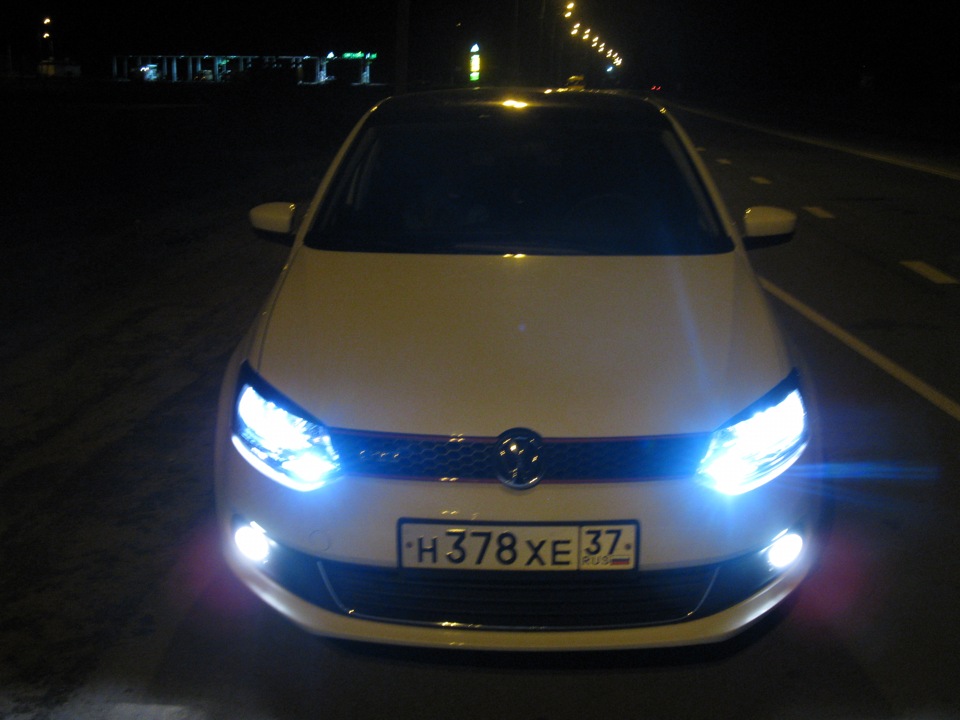 Лампы поло седан. Лампы светодиодные на VW Polo sedan 2011. Светодиодные лампы поло седан h4. Led лампы Фольксваген поло Дальний свет. Лед лампы h4 на поло седан 2014.