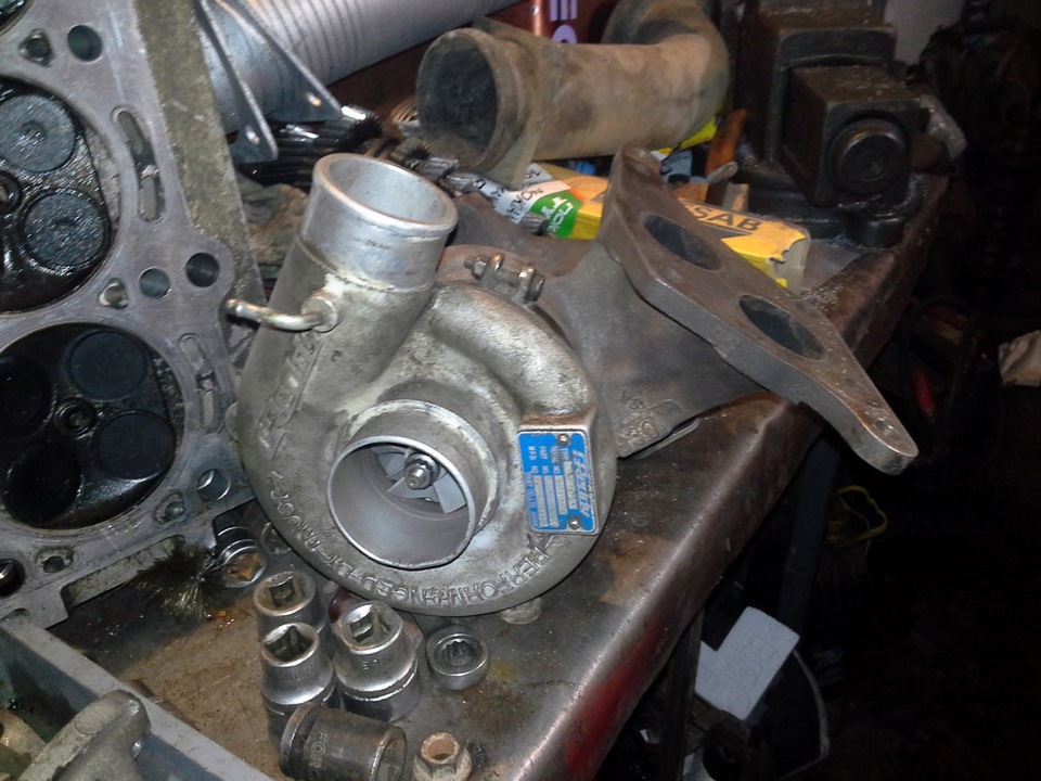 Спереди Greddy T518 катридж китай TD05H-18G жопогорячка уже от VF37, на фоне видно выхлоп 80мм и сильфон 100мм <img src= — Mazda 626 IV (GE). Запчасти на фото: TD05H