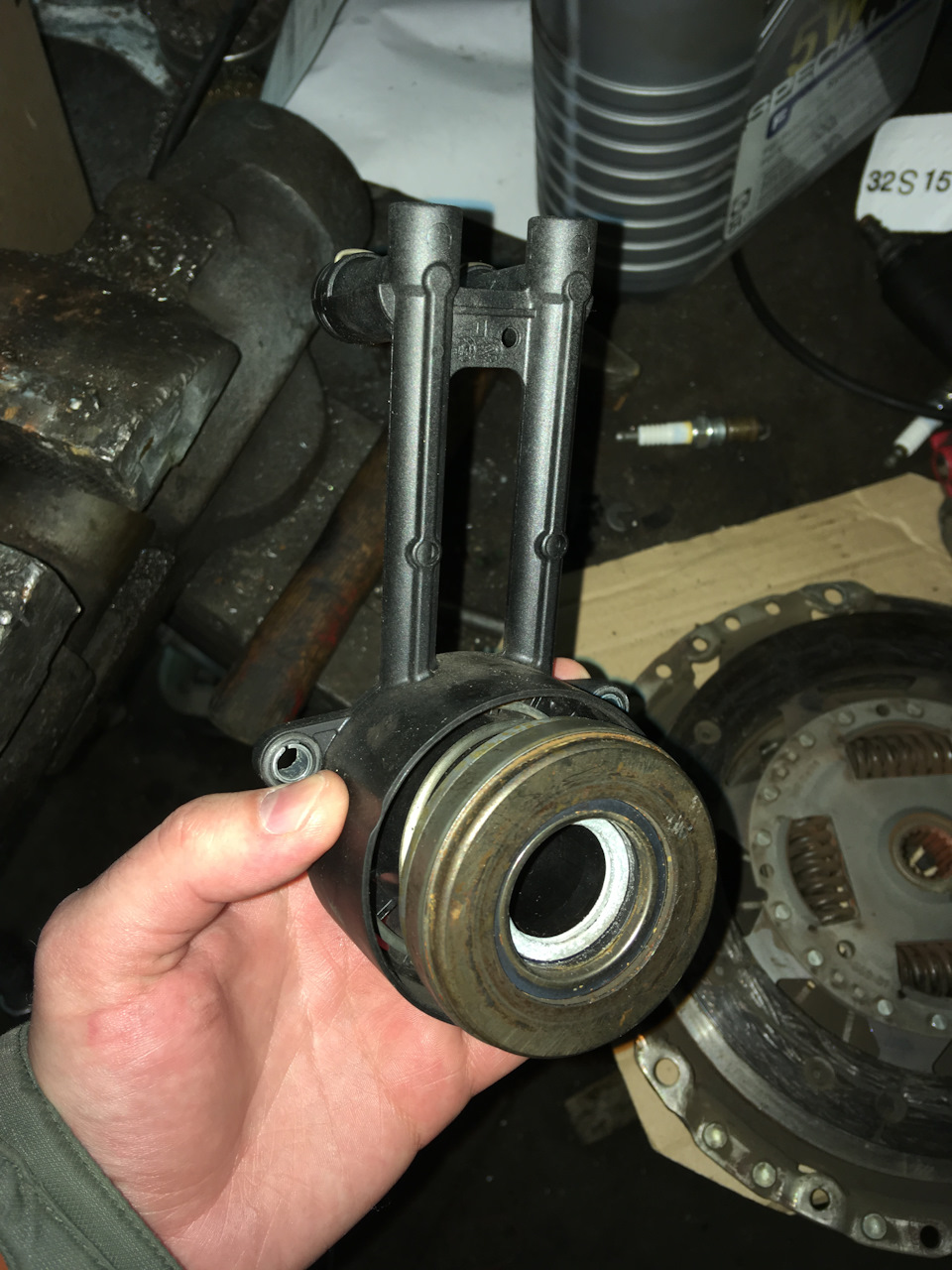 Старый выжимной, люфта нет, немного шуршит при вращении. — Ford Fiesta (Mk V)