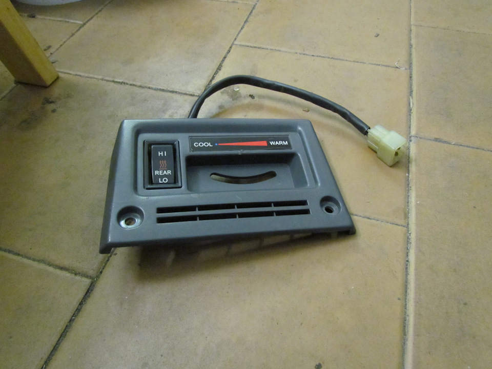 Панель с кнопкой — Toyota Land Cruiser 70