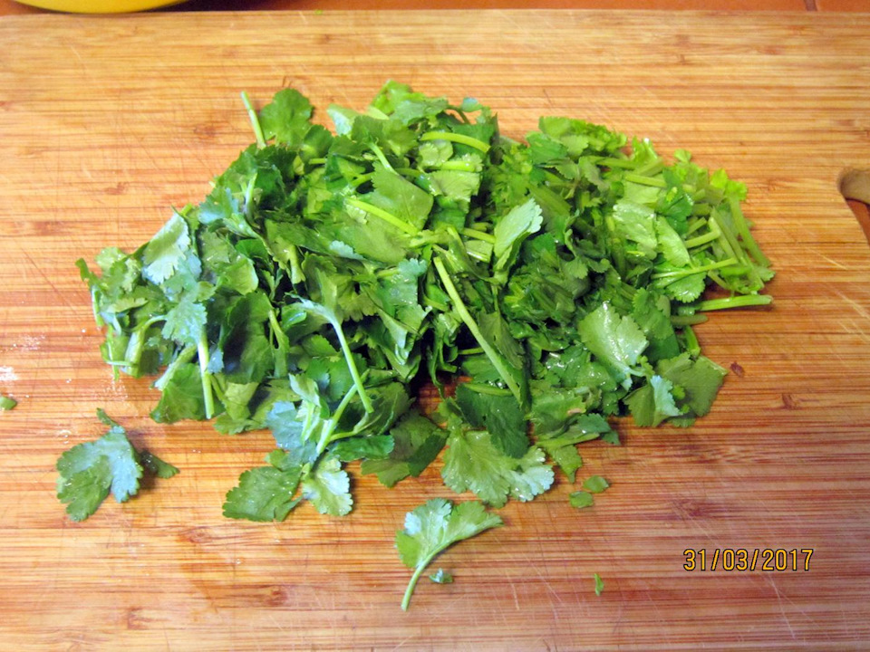 Крупно шинкуем его.