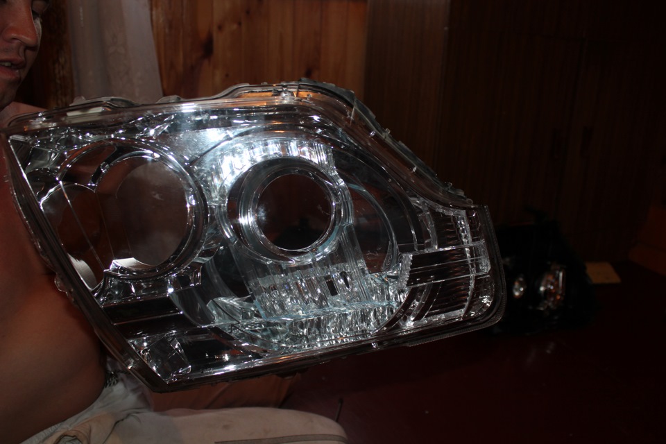 Фара в разборе. — Mitsubishi Pajero (4G)