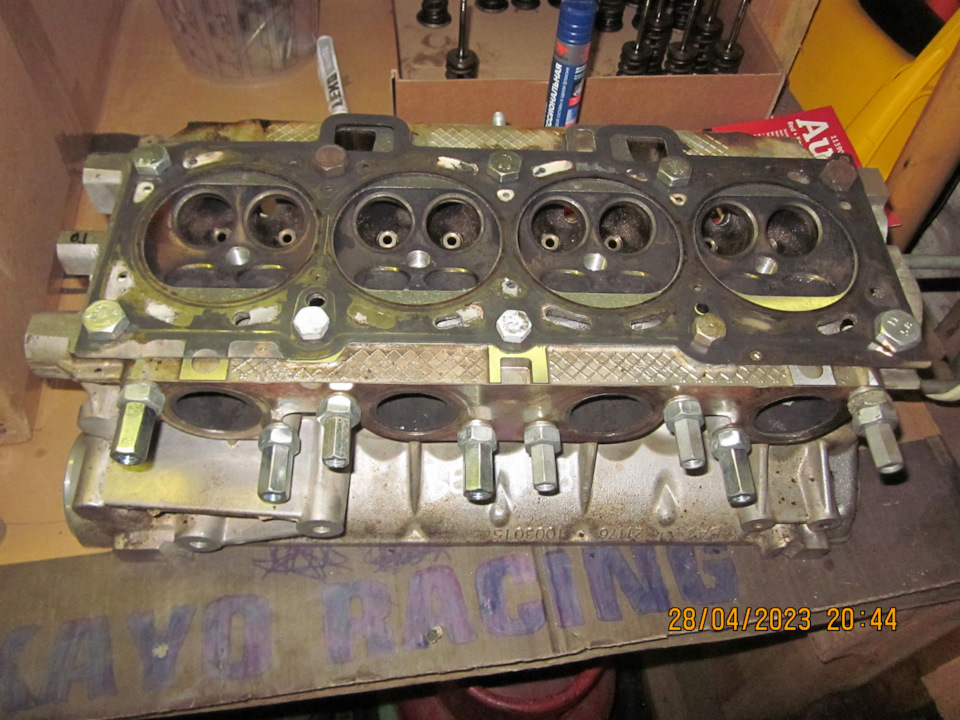 Прикрыл привалочную плоскость ГБЦ от повреждений старой прокладкой, чтоб она не смещалась просто вставил в отверстия подборные болты. Аналогично защитил привалочную поверхность под катколлектор — Lada Vesta SW (1G)