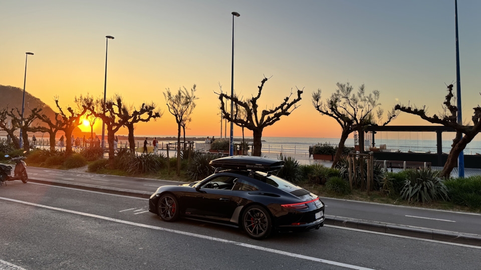 Porsche 911 4GTS Black Travel