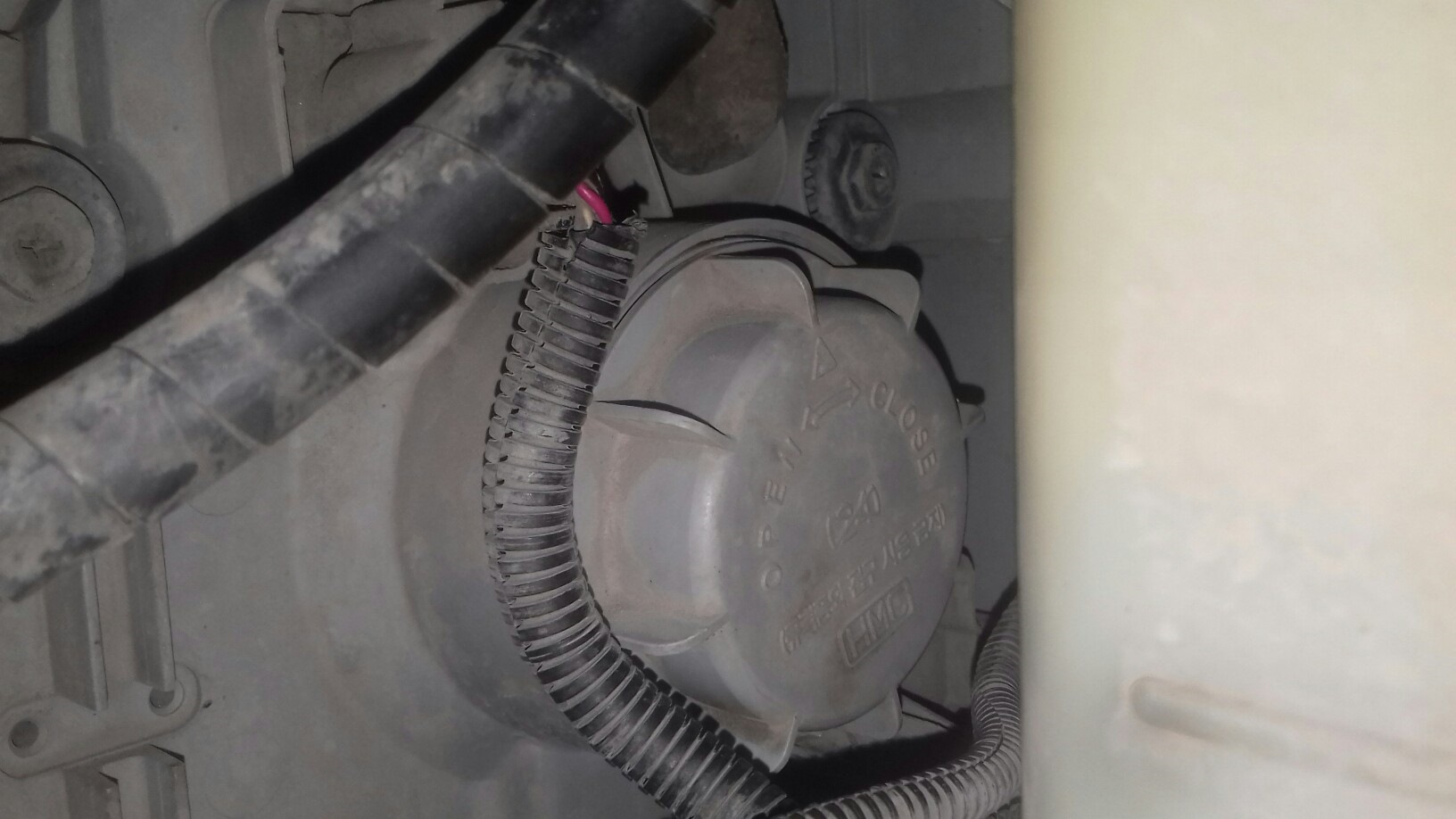 Замена ламп ближнего света - KIA Carnival (1G), 2,5 л, 2005 года электроника DRI