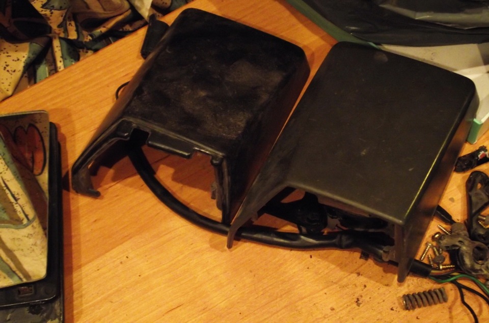 слева крышка под резиновую вставку, справа под пластик — Opel Rekord E