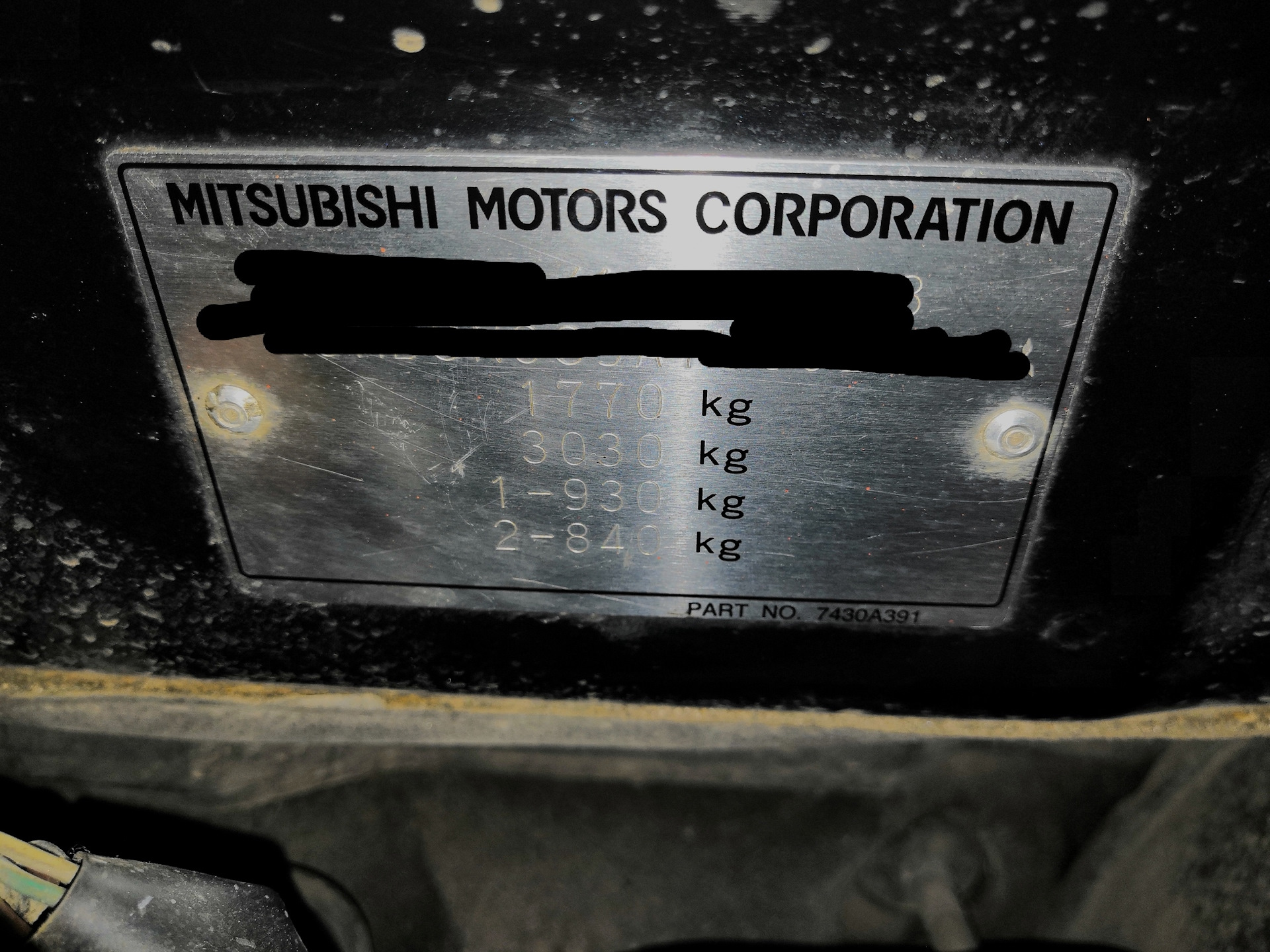 Вин таблички. Mitsubishi Outlander 2014 табличка VIN. Mitsubishi Lancer 10 VIN. L200 Mitsubishi маркировочная табличка. Митсубиси l300 VIN табличка.
