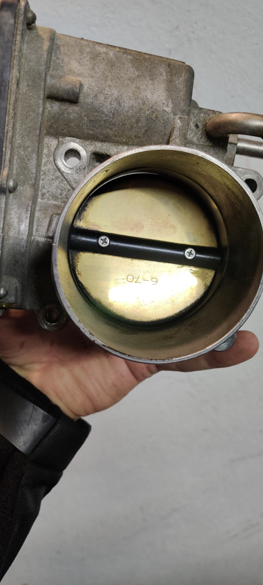 Двиг снят. Плоскость выходного коллектора. — Mercedes-Benz W123, 2 л ...