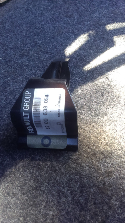 8200638054 Кронштейн шумоиз мот отсека (мет) RENAULT | Запчасти на DRIVE2
