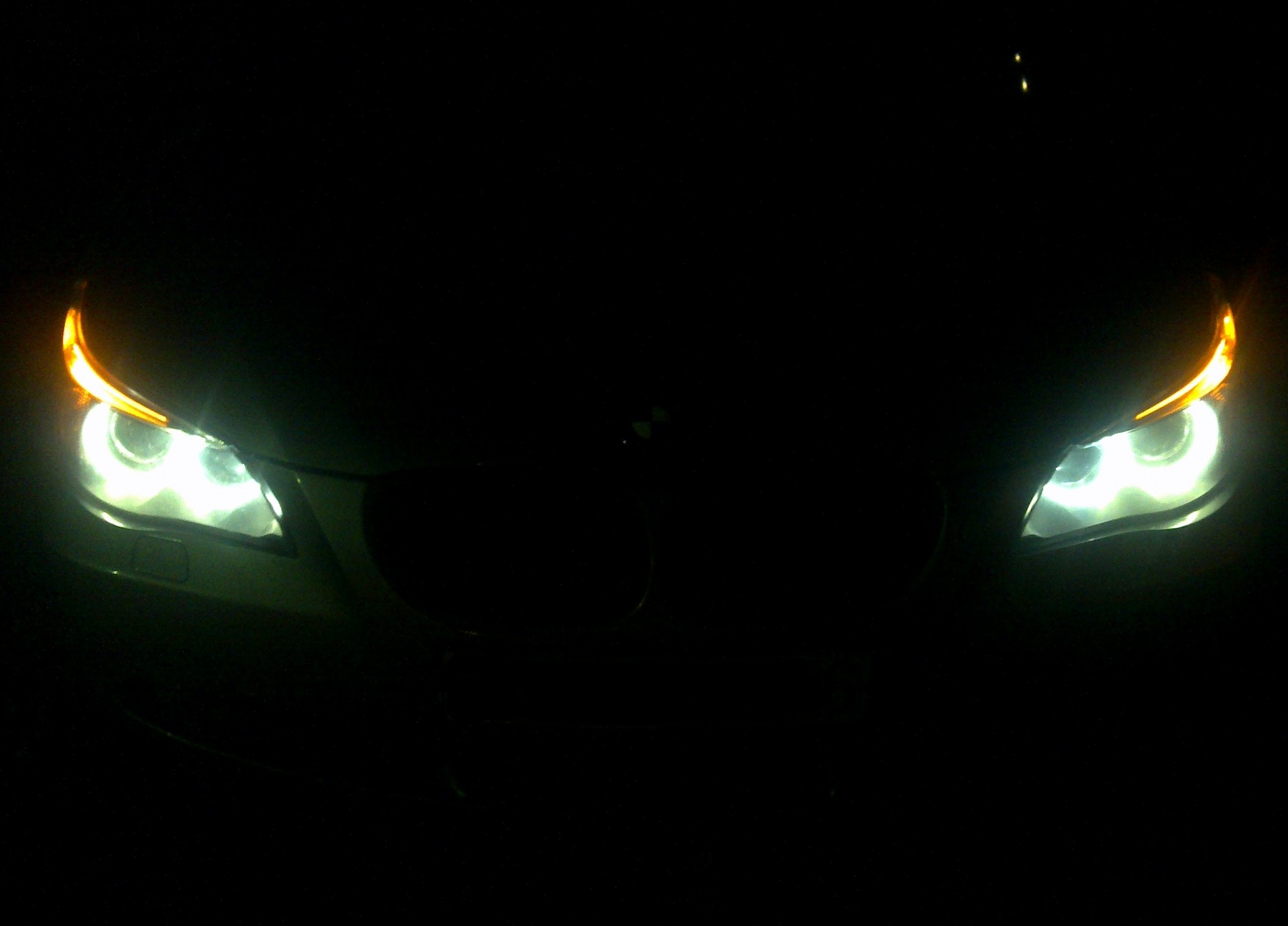 Фара сгорела. BMW e60 в темноте. BMW e60 фары в темноте. BMW m5 e60 в темноте фары горят. BMW e60 задние фары в темноте.
