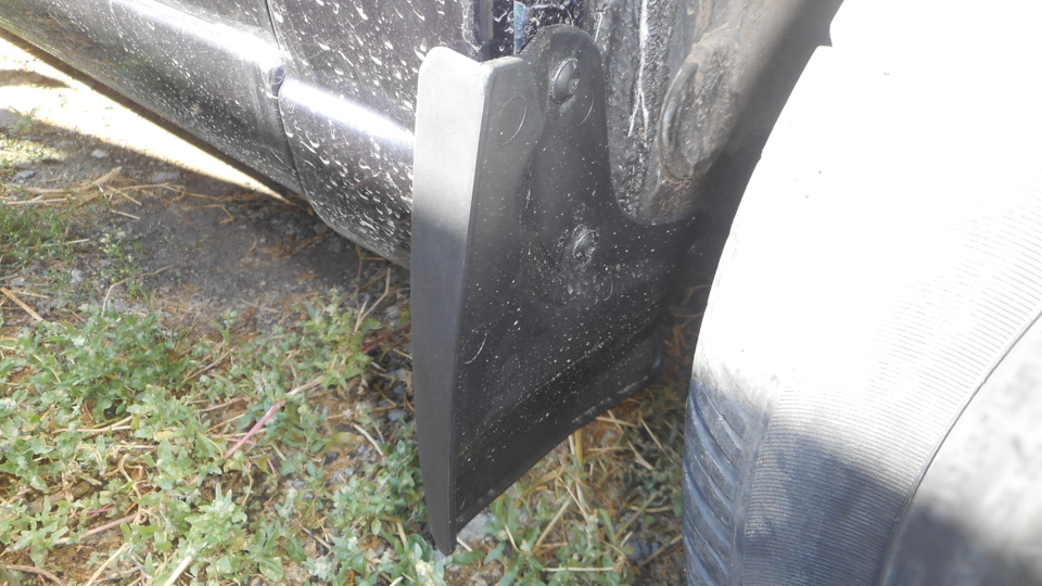 Замена брызговиков — Lada Калина седан, 1,6 л, 2008 года | своими ...