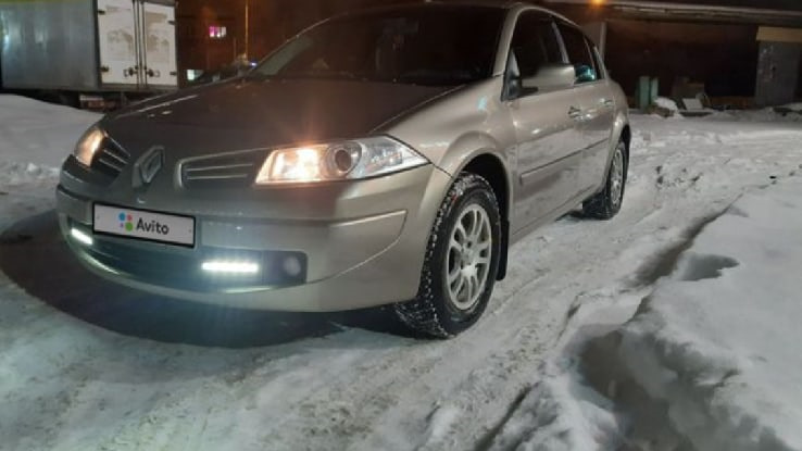 Заправил рено меган 2. Заправочный штуцер рено меган 2. Заправочные штуцера кондиционера рено меган 2. Штуцер кондиционера меган 2. Рено меган 2 заправка кондиционера.