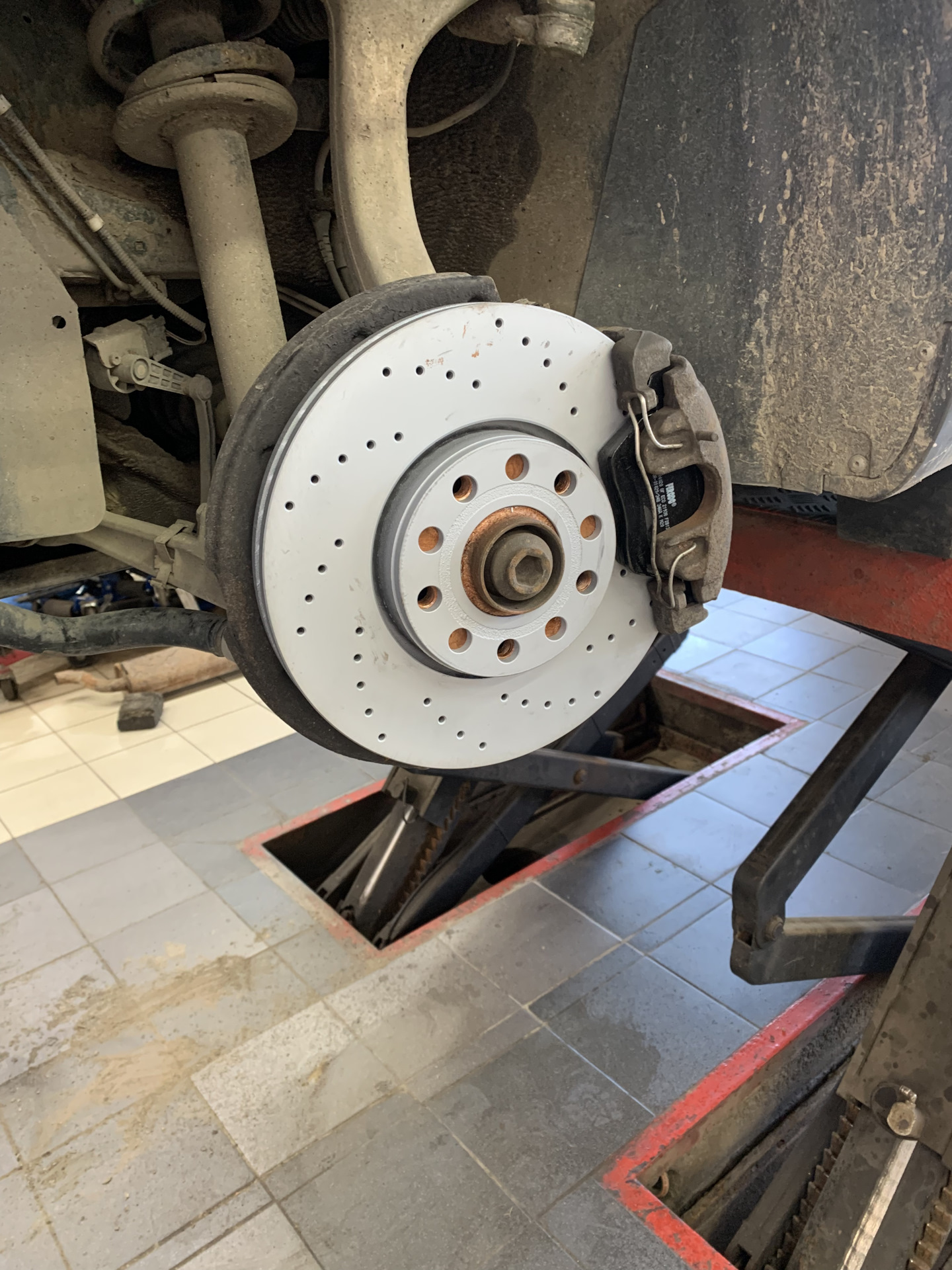 Замена тормозных дисков и колодок — Audi A4 (B6), 1,8 л, 2002 года ...