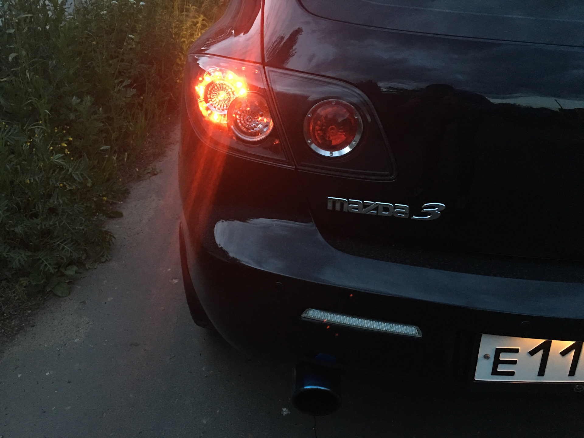 Фонари мазда 3 бк. Задние фонари Мазда 3 БК седан. Mazda3 BK led фонари. Mazda 3 BK. Мазда 3 БК черные поворотники драйв.