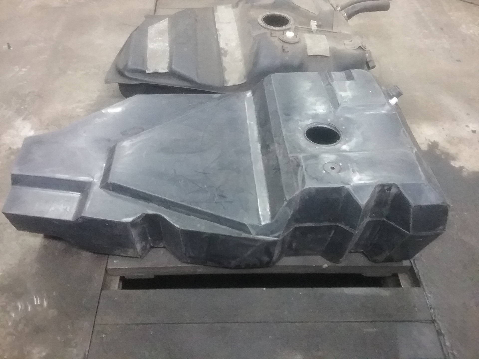 топливный бак toyota tundra 2018. увеличенный топливный бак toyota land cruiser 76. бак мерседес спринтер 906. бак на мерседес спринтер 150 литров. увеличенный бак acerbis для хускварна.