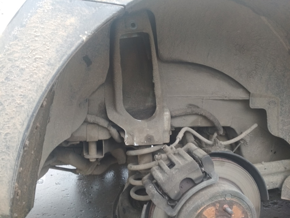 Замена задних амортизаторов KYB - Chevrolet TrailBlazer (1G), 4,2 л, 2005 года с