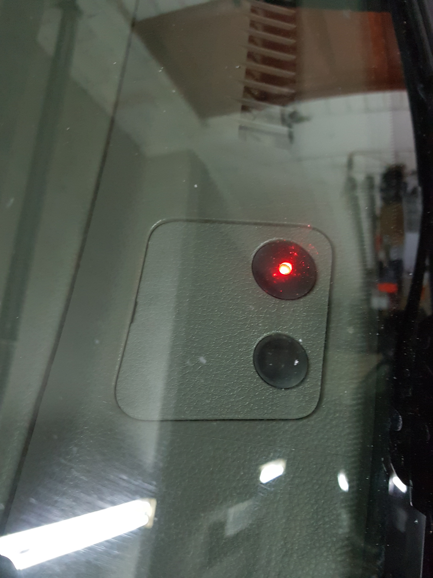 Почему горит лампочка сигнализации. Сигнализация на стекло. Датчик сигнализации на лобовом стекле. Плафон сигнализации красный. Датчик на панели под лобовым стеклом.