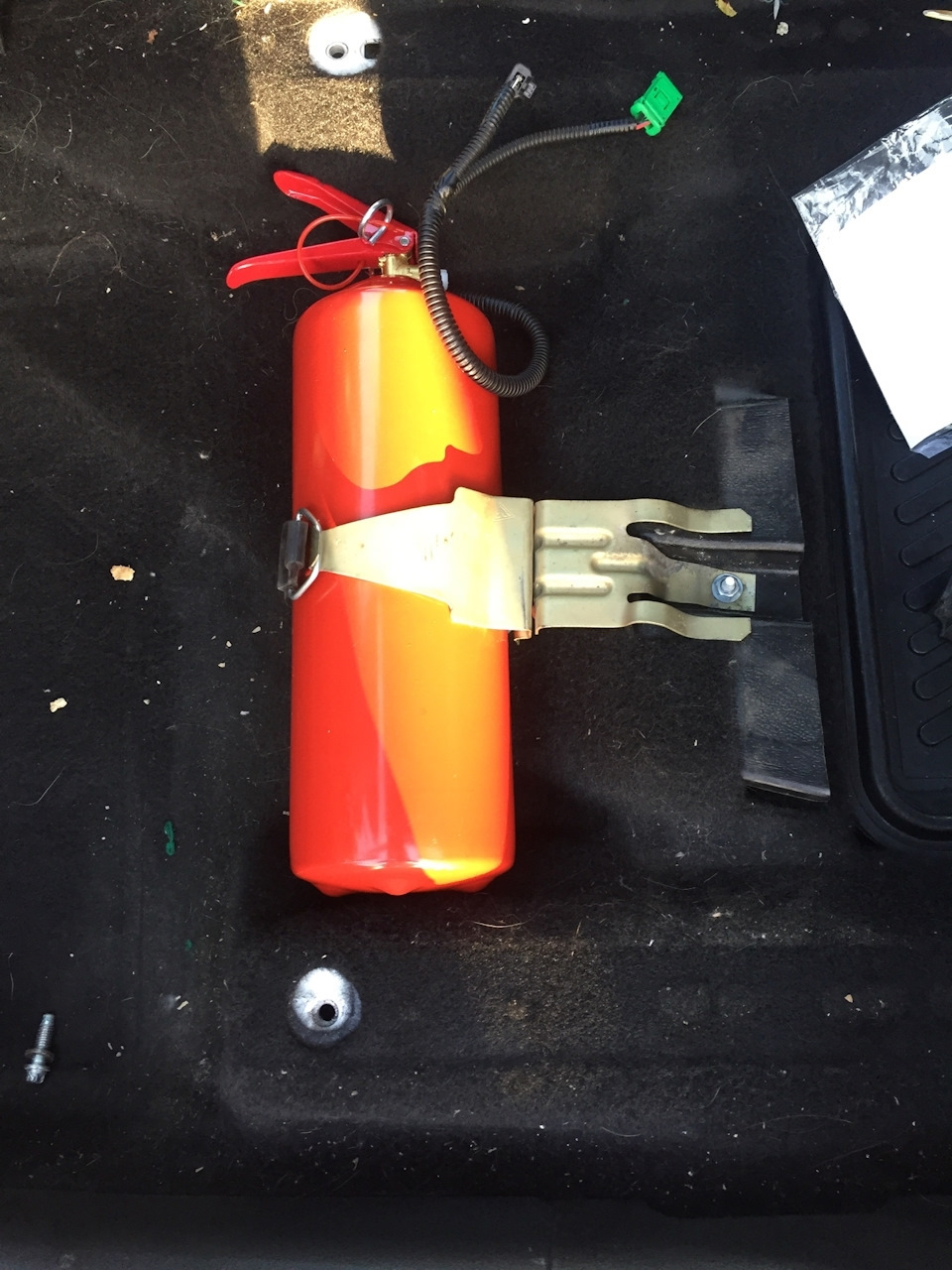 Крепление огнетушителя под сидение — Lada Гранта (2G) FL, 1,6 л, 2021 ...