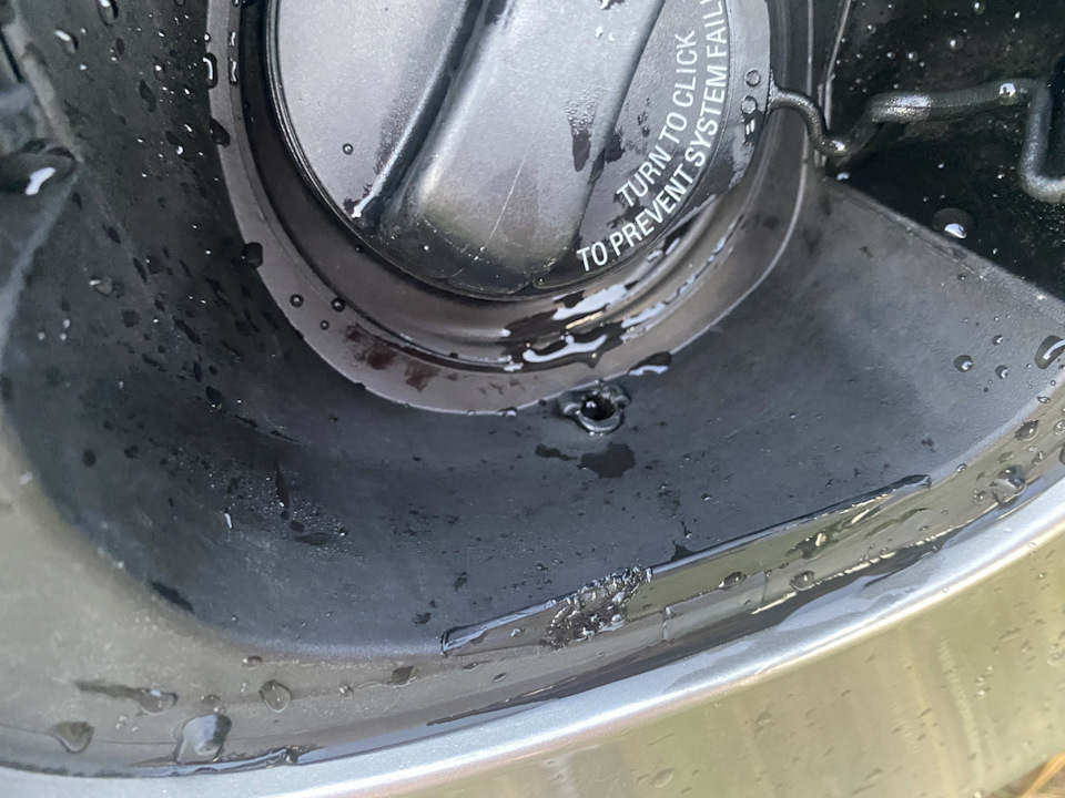 Чистка дренажа кожуха горловины бензобака (без разбора) — Volvo S60 (2G ...