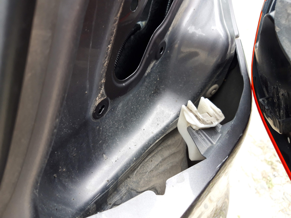 нижняя клипса на бампере, с которой нужно сдернуть фонарь — Toyota Camry (XV50)