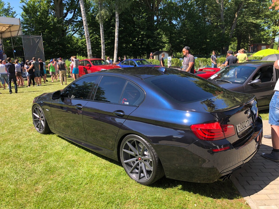 Цвет карбон шварц. BMW f10 Carbonschwarz. BMW f10 416 Carbon Black Metallic. Carbon Black Metallic BMW e60. BMW f10 Carbon Schwarz.