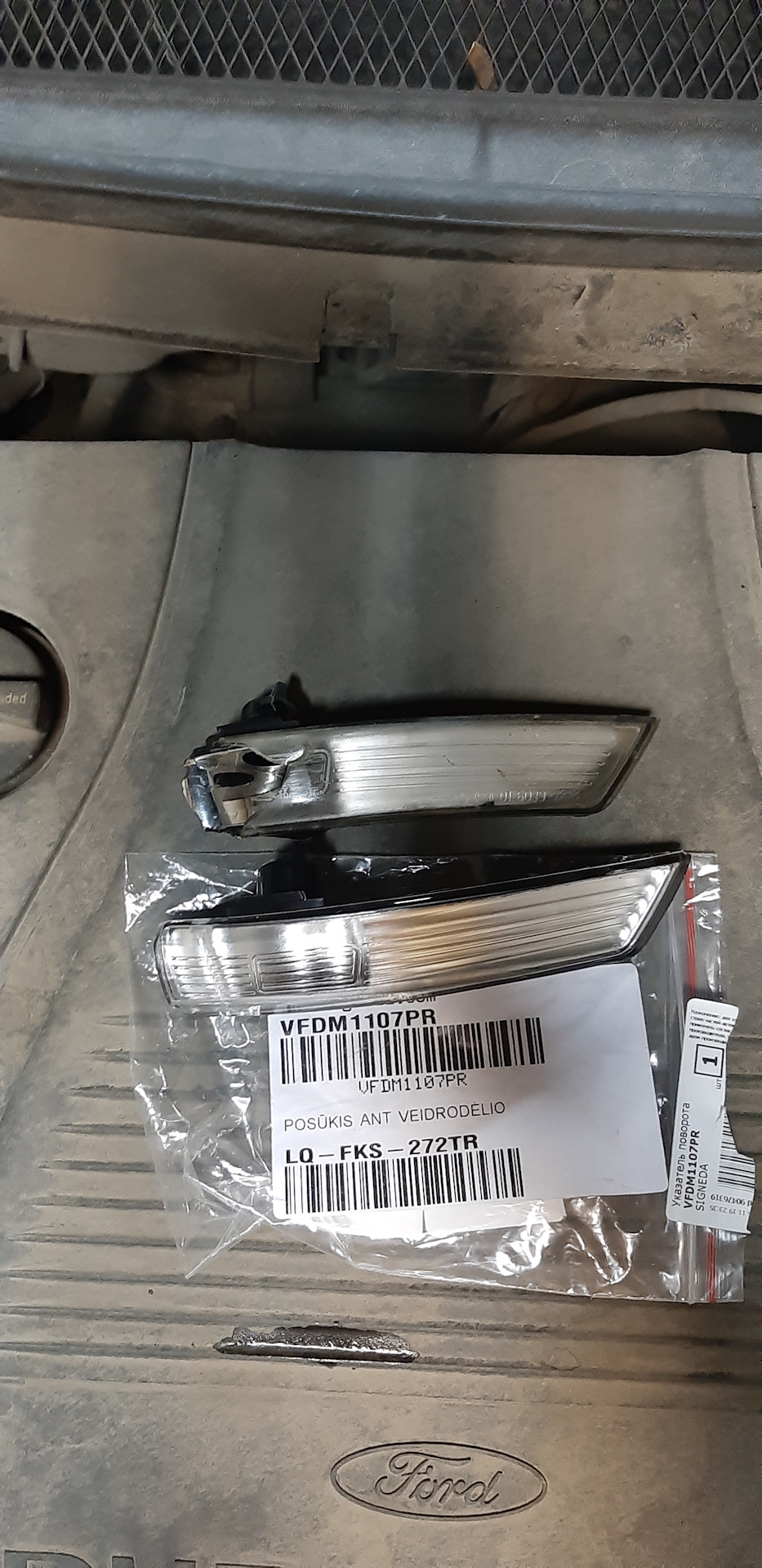 Замена правого повторителя поворота в зеркале и замена гофры воздушного ...