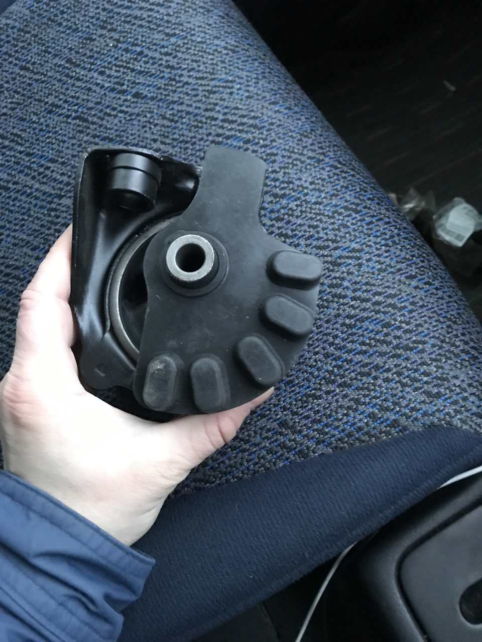 Замена левой подушки двигателя +втулки стабилизатора — Honda Capa, 1,5 ...