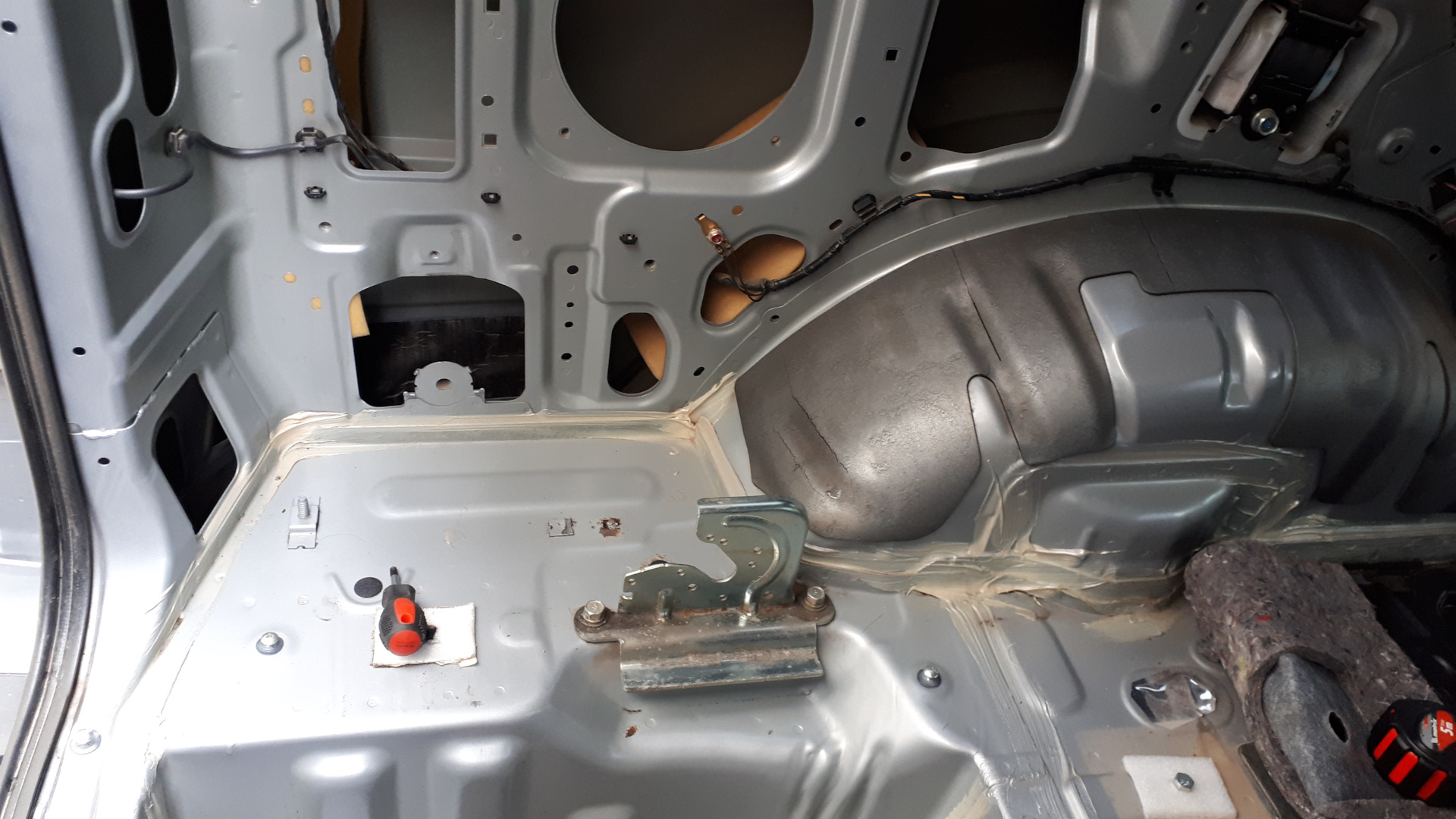 Установка автономного отопителя Планар 2D-12-S в Mitsubishi Pajero 4 ...