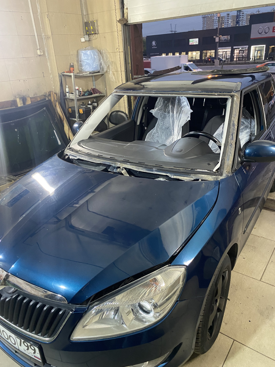 Замена лобового стекла — Skoda Fabia Mk2, 1,6 л, 2012 года | запчасти ...