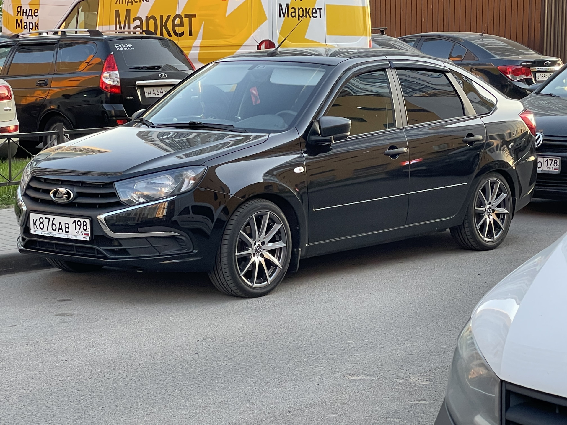 Занижение и диски — Lada Гранта Лифтбек (2G), 1,6 л, 2019 года | тюнинг ...