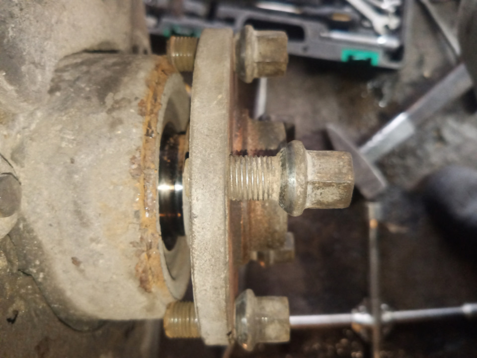 Замена заднего ступичного подшипника без снятия цапфы — Audi A6 (C5), 3 ...