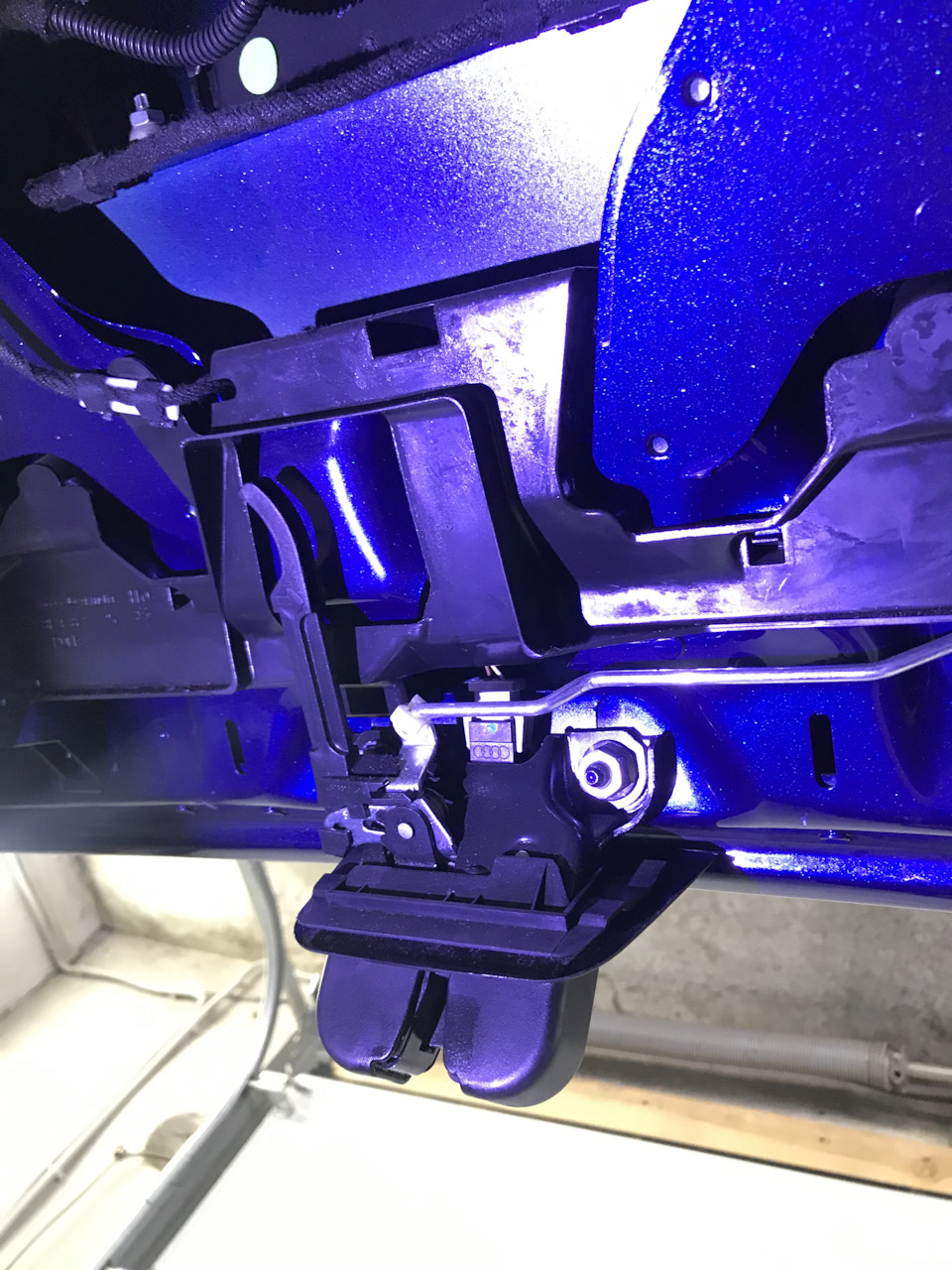 Сломался замок багажника — Audi A3 (8P), 1,4 л, 2011 года | электроника ...