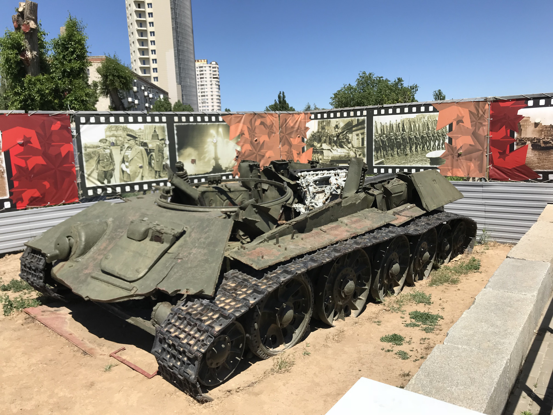 Техника волгоград. Выставка военной техники. Выставка военной техники Волгоград. Памятники техники. Монумент два танка.