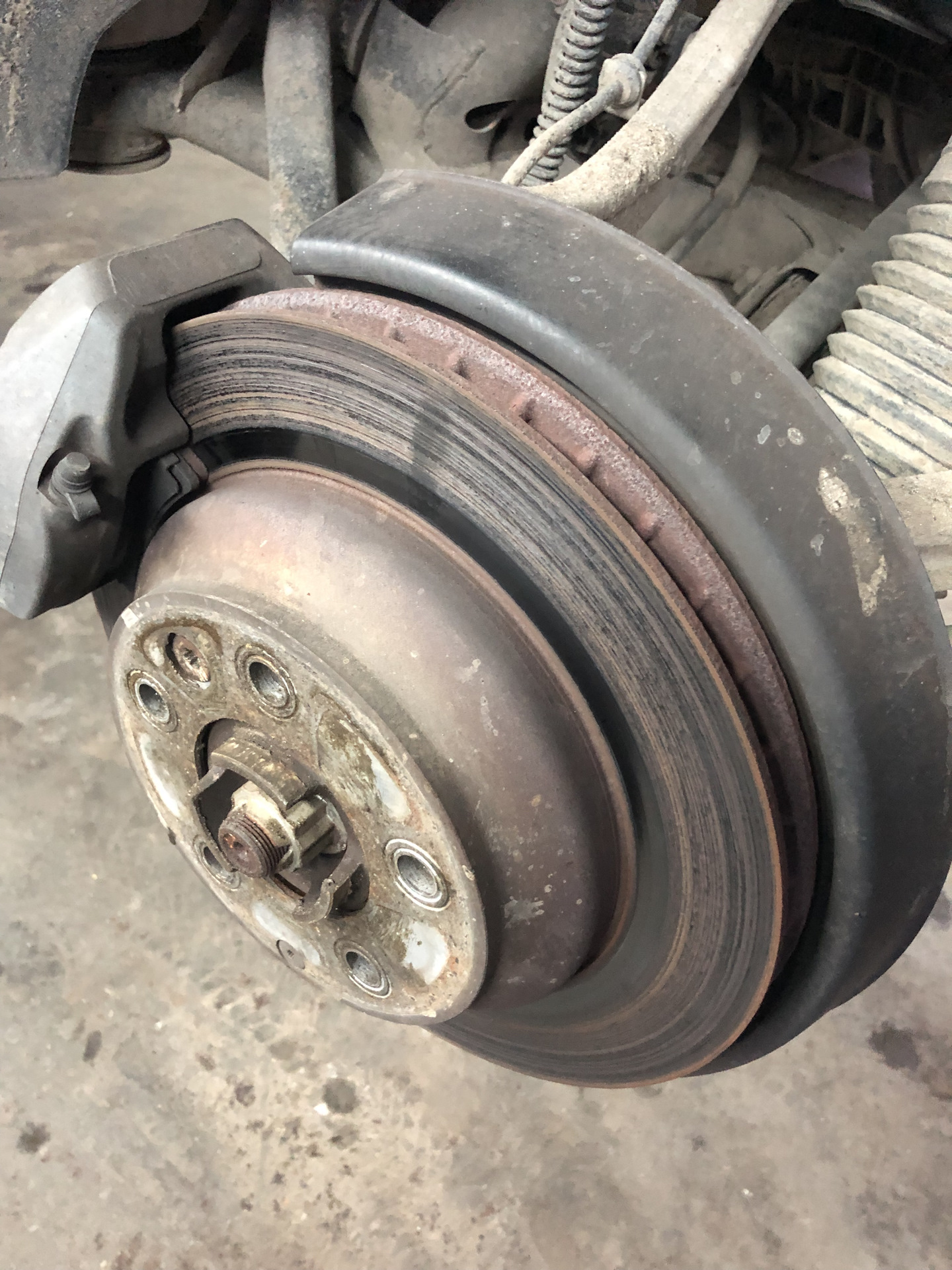 Как расклинить суппорт не снимая колеса Заклинил задний суппорт.Приехали. - Volkswagen Touareg (1G), 3 л, 2008 года визи