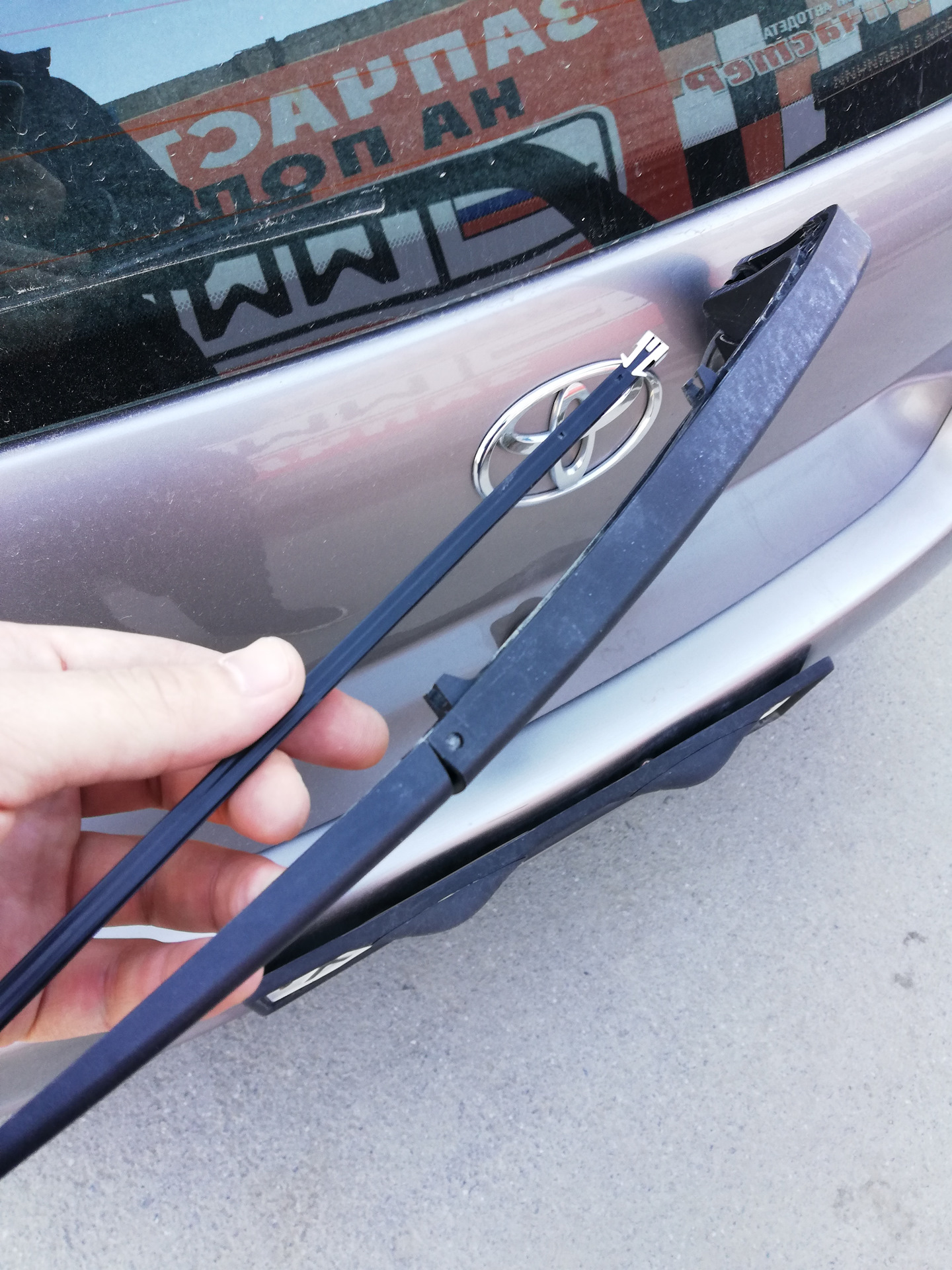 Каркасные стеклоочистители. Дворники land cruiser 200. Дворники ленд крузер прадо. Щетки стеклоочистителя тойота ленд крузер прадо 150. Замена стеклоочистителей тойота.