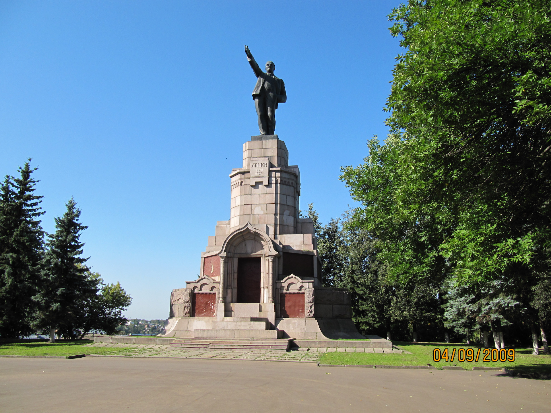 Памятники костромы. Памятник Ленину в Костроме. Кострома памятник Владимиру Ленину. Достопримечательности Костромы памятник Ленину. Памятник Ленину в Костроме история.