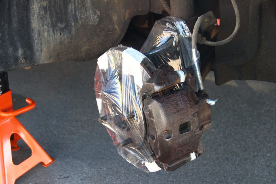 Покраска тормозных суппортов без снятия — Mitsubishi Lancer IX, 1,6 л ...