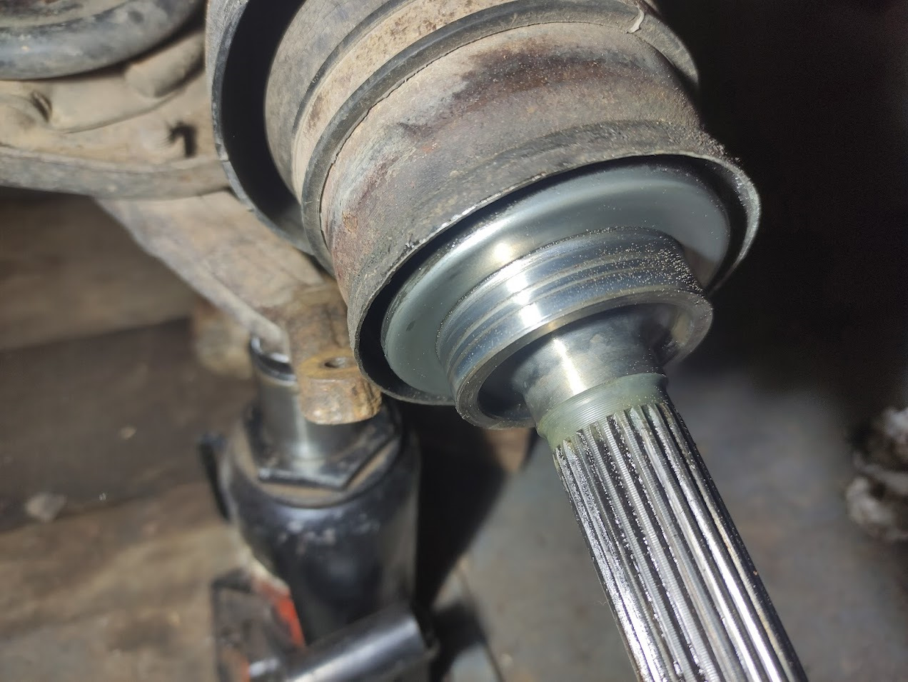 Дефектовка ступичного подшипника. Подшипник ступицы переднего колеса где находится. Подшипники качения изношенный. Изношенный подшипник ступицы трэкол. Ступичный подшипник nexia n150.