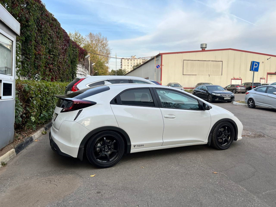 Черно-белый стиль — Honda Civic Hatchback (9G)