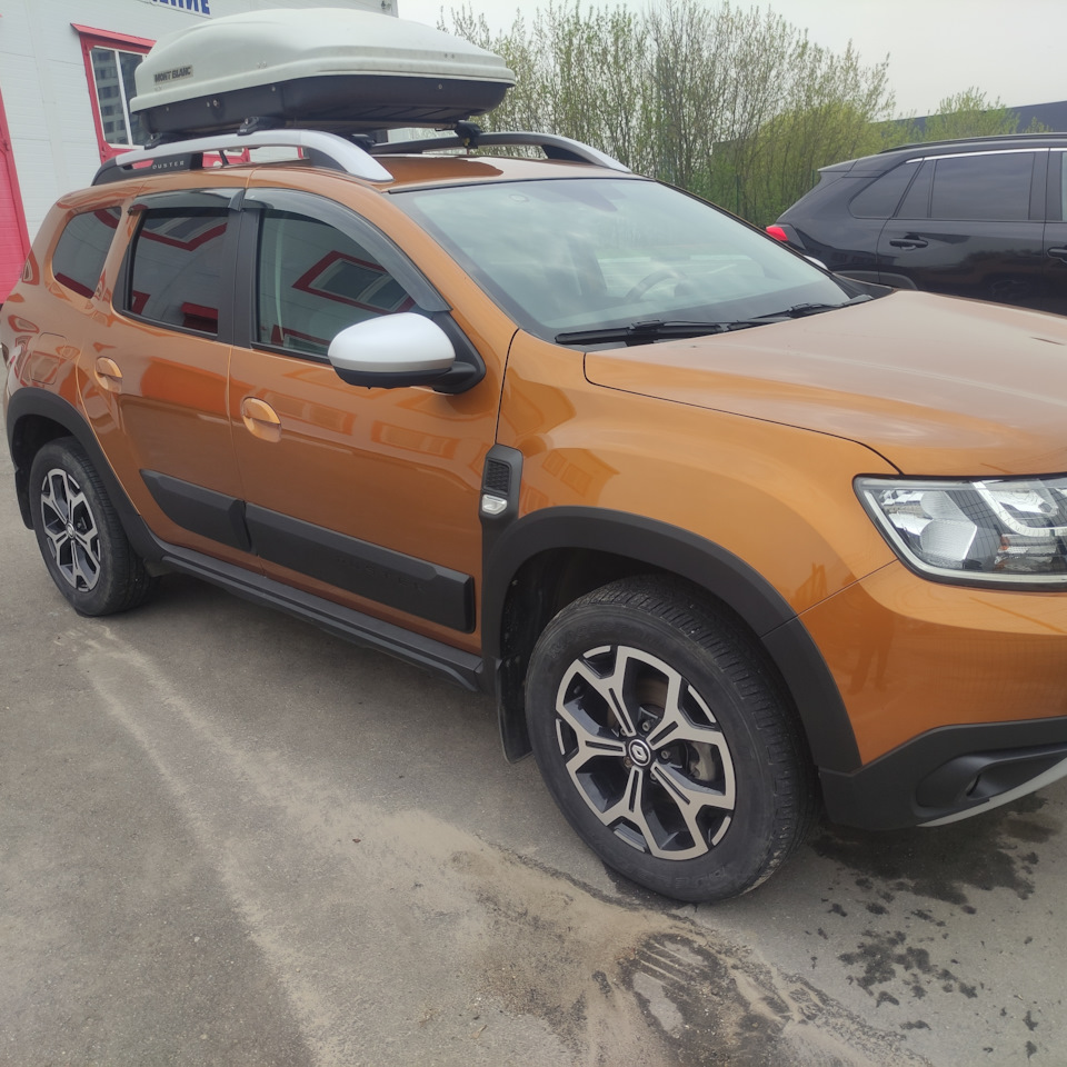 Не смог удержаться! Молдинги на двери и арки; — Renault Duster (2G), 2 л,  2021 года | тюнинг | DRIVE2