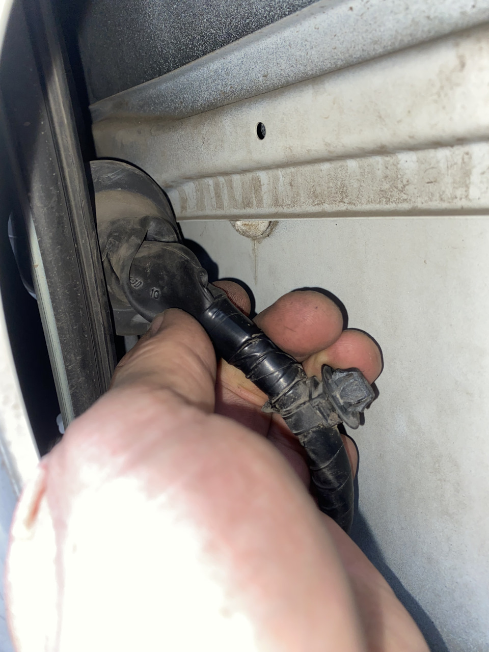 Резиновая гофра и видна складка куда я вставил провод от камеры) — Mitsubishi Grandis