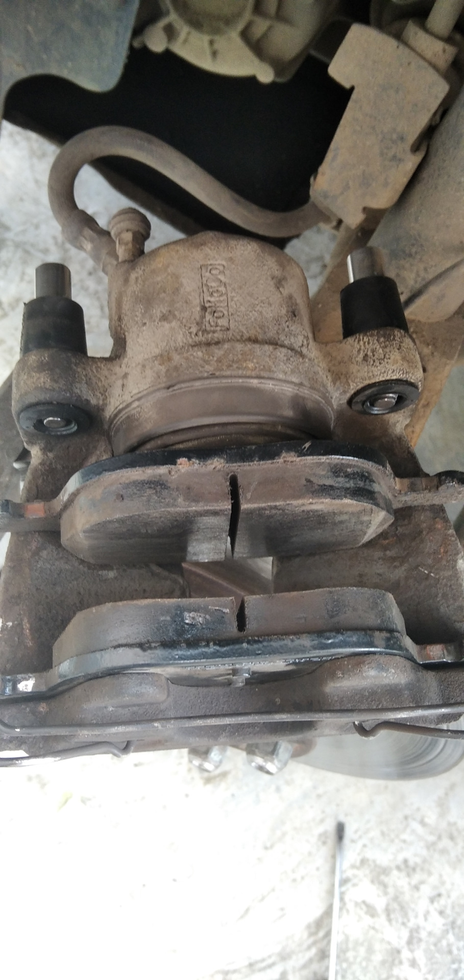 Замена направляющих втулок переднего суппорта — Ford Focus Wagon II, 1 ...