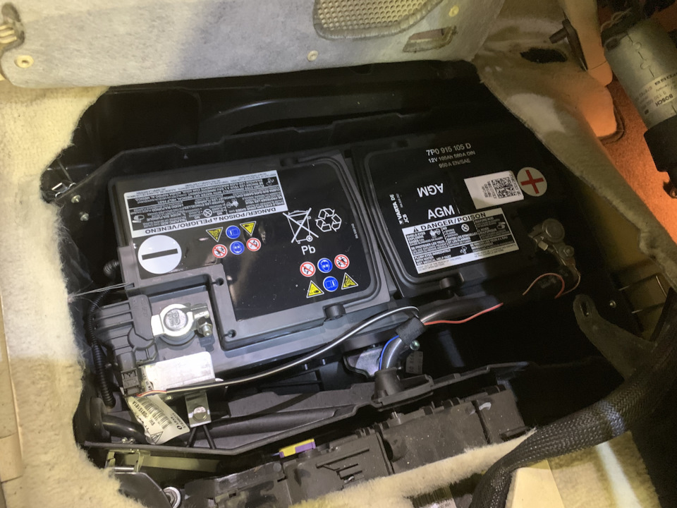 Аккумулятор porsche cayenne 2011. Аккумулятор порше кайен 2014. Порше кайен 958 акб. Аккумулятор porsche cayenne 958. Порше кайен с 2005 аккумулятор.