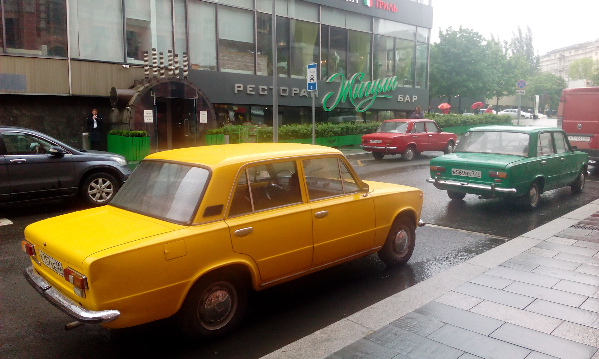 Жигули на арбате. Жигули напрокат в Москве. Машина Арбат ВДНХ. Тачки с Арбата.