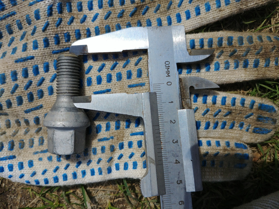 Заводские болты от литья — Lada Vesta SW, 1,8 л, 2019 года | колёсные ...