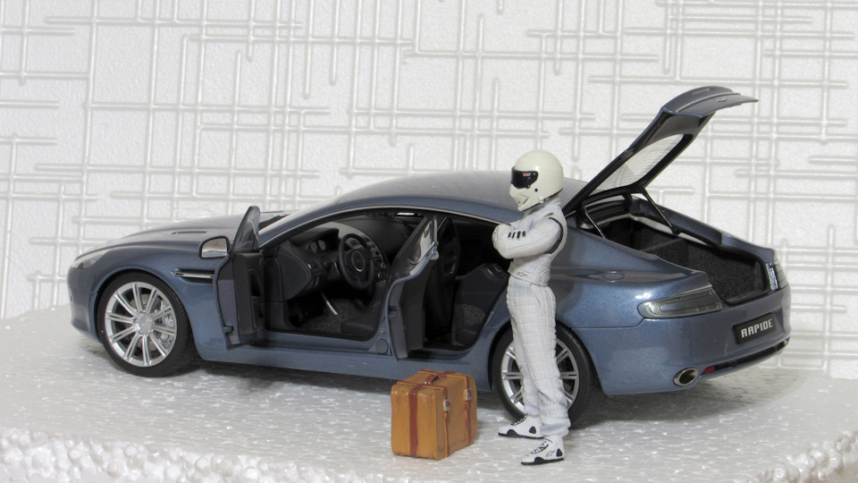 Aston Martin Rapide ラピード　AUTOart 1:18 オートアート 1/18 アストンマーチン ラピード ブラック | 鉄道