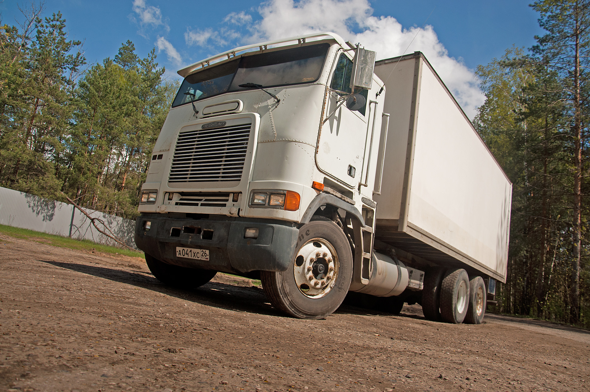 Такой только у меня и у Терминатора: тест-драйв Freightliner FLB Daycab —  «Грузовики, автобусы, спецтехника» на DRIVE2